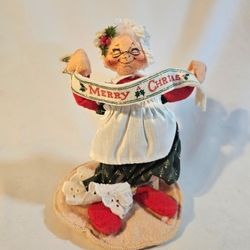 Annalee Mobilitee Doll of Mrs. Claus holding a "Merry Christmas" banner 7" Tall Excellent Vintage Condition The Annalee Mobilitee Doll of Mrs. Claus 