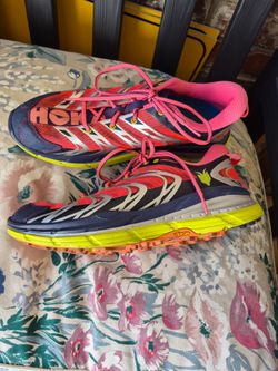 HOKA TENNIE SHOES.  SIZE 10