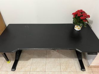 Gaming standing table 70inches