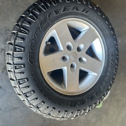 RIMS AND TIRES 265 65 17 SEMI NEW 