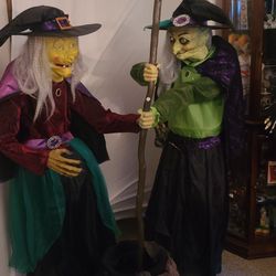 ANIMATED WITCHES WITH CAULDRON 