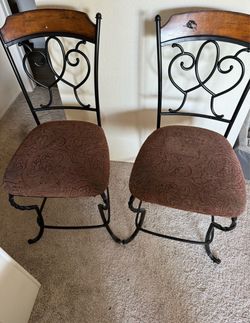 2 Free Chairs in Vista