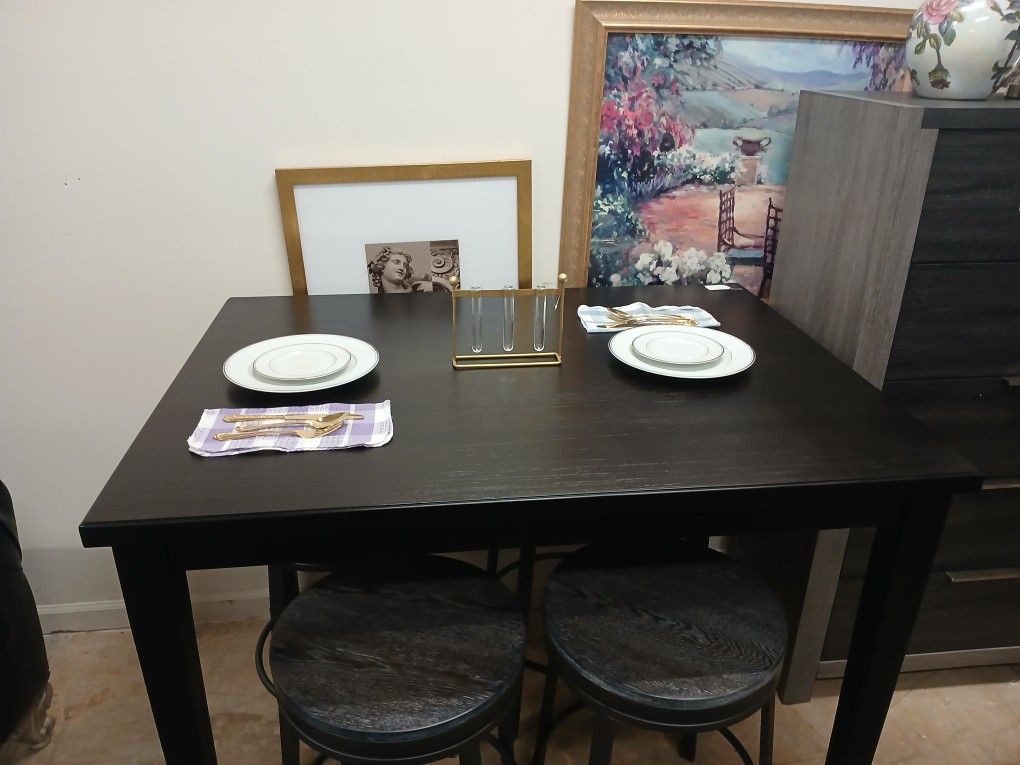 Dining Table 4 Swivel Stools