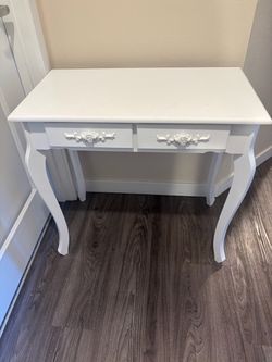 White entry table/ side table