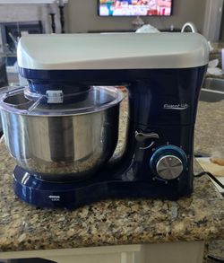 Stand mixer in good condition comes with three attachments