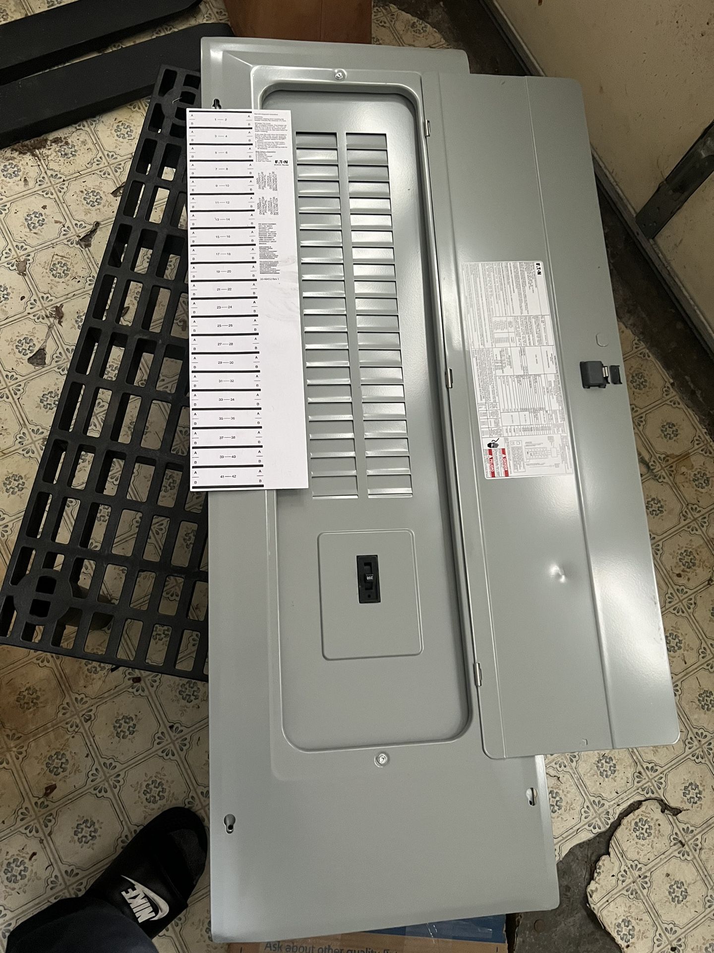 Eaton 200 amp Load center