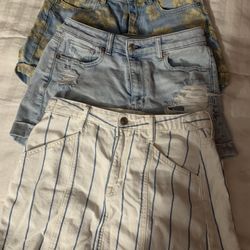 American Eagle 2 Size 4 Shirts And 1 Skirt