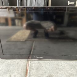 40" Samsung LCD TV-Great Condition Wall Mount Ready [includes a remote and power cord but no stand]