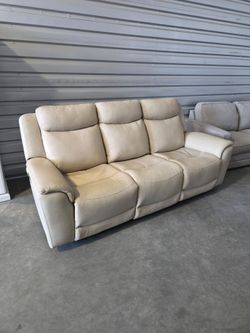 Gilman Creek Furniture
Sanders Leather Power Reclining Sofa with Power Headrests
Top Grain Leather on All Seating Surfaces with Matching Vinyl on Side