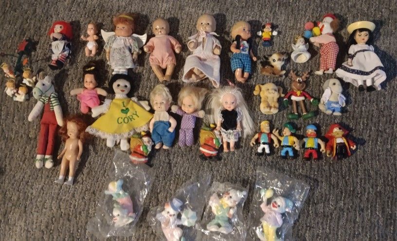 Vintage Lot Of Old Small Dolls And Action Figures There Are 30 Of Them