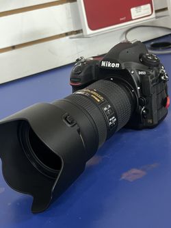 Nikon D850 With Lens