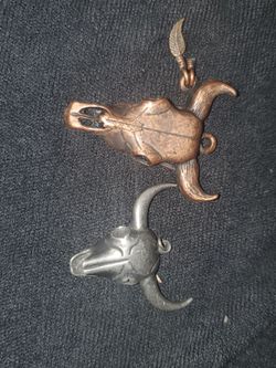 Necklace charm thing