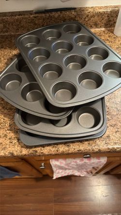 4 Large Cupcake Pans