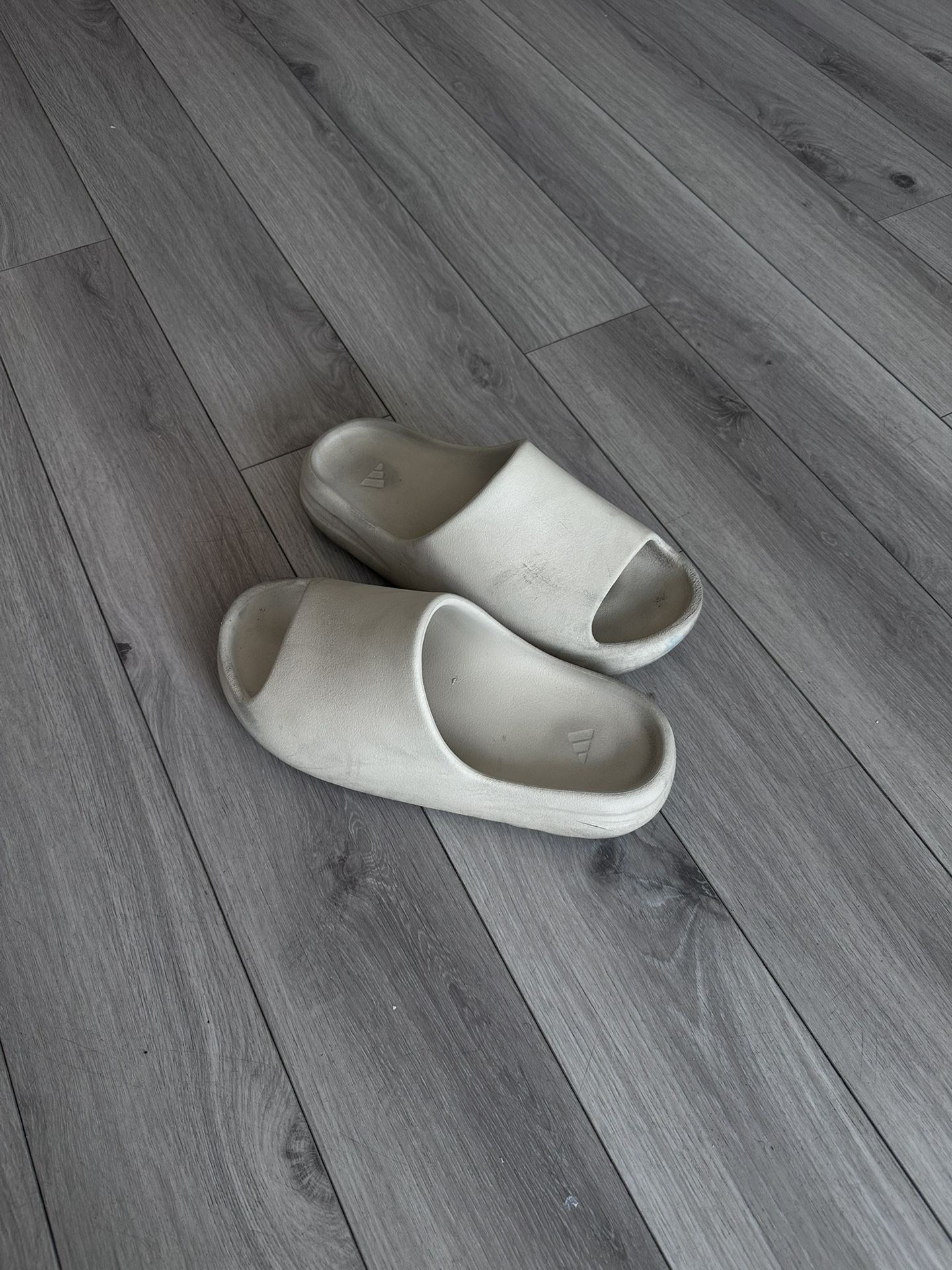 Yeezy slides Bone