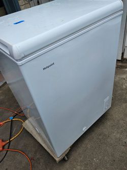 Small Hotpoint chest Freezer 4.9cuft