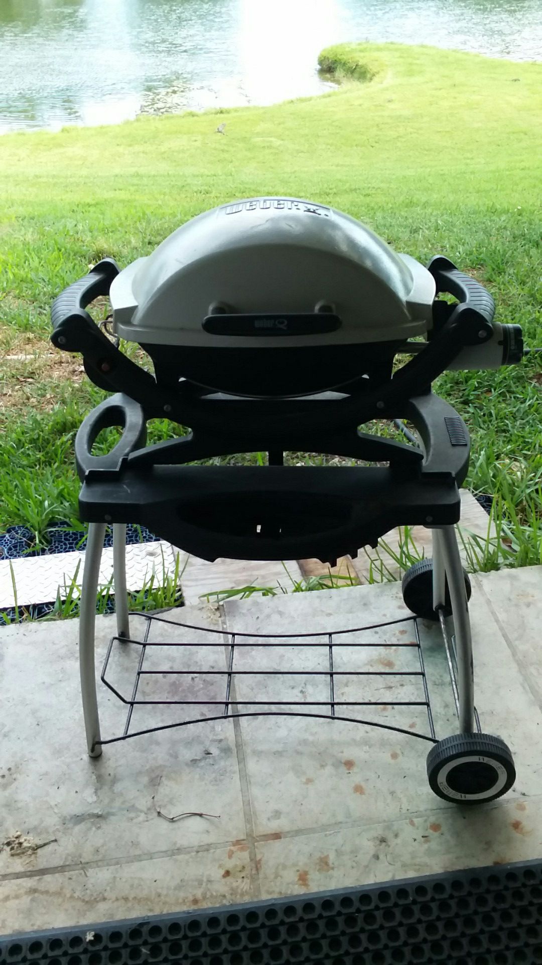 Weber Q Q100 GAS BBQ GRILL W/FOLDING CART "LIKE NEW" NO OFFERS, PRICE IS FIRM