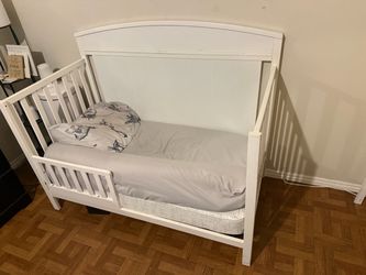 3-1 convertible  baby crib
