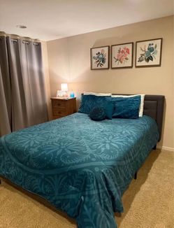 Moving Sale!!! Queen bed with headboard/frame