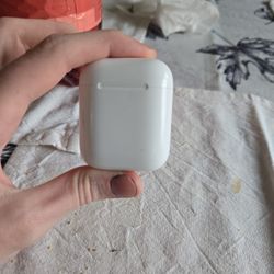 Airpods Gen 1 case (no headphones)
