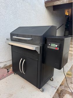 TRAEGER XL SILVERTON 810 pellet grill smoker used works great