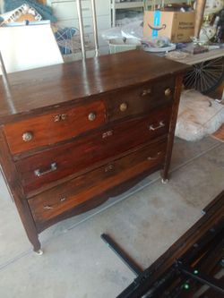 Beautiful Antique dresser. 4 drawers!