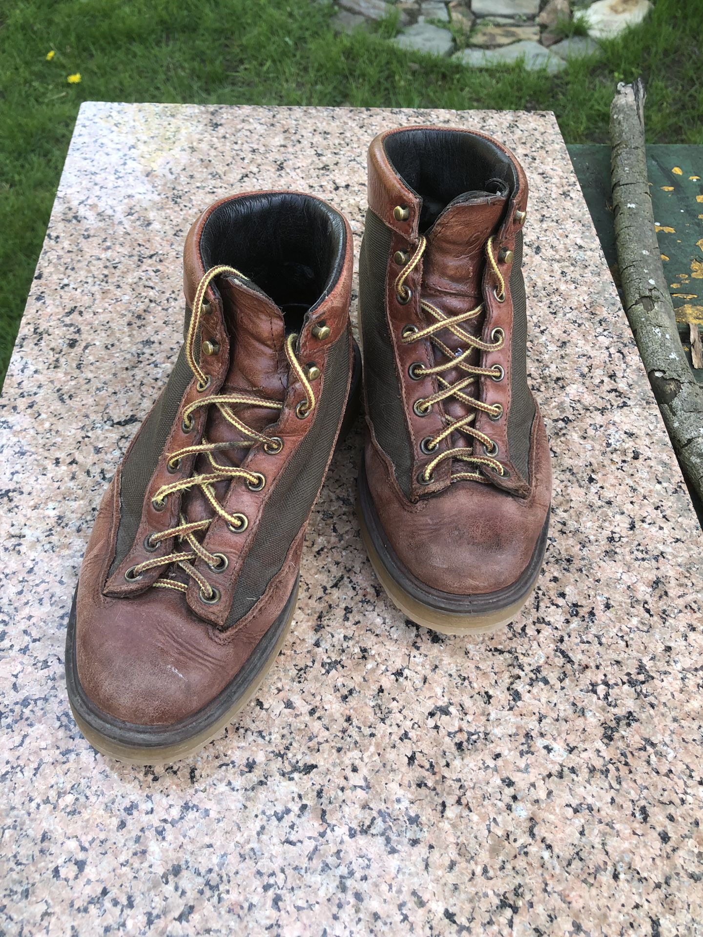 Danner Leather Lace Up Hiking Boots with Light Weight Vibram Sole Men’s Size 7 ⚡️🥾