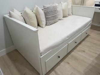 Ikea Daybed with 3 drawers/2 mattresses white medium firm twin pillows included