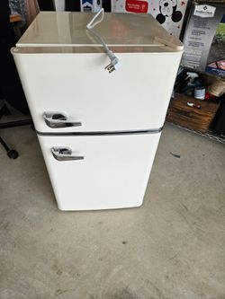 Mini refrigerator insignia