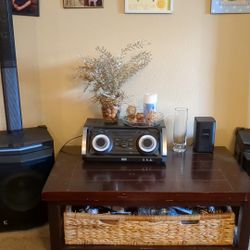 Sterio With Speakers 