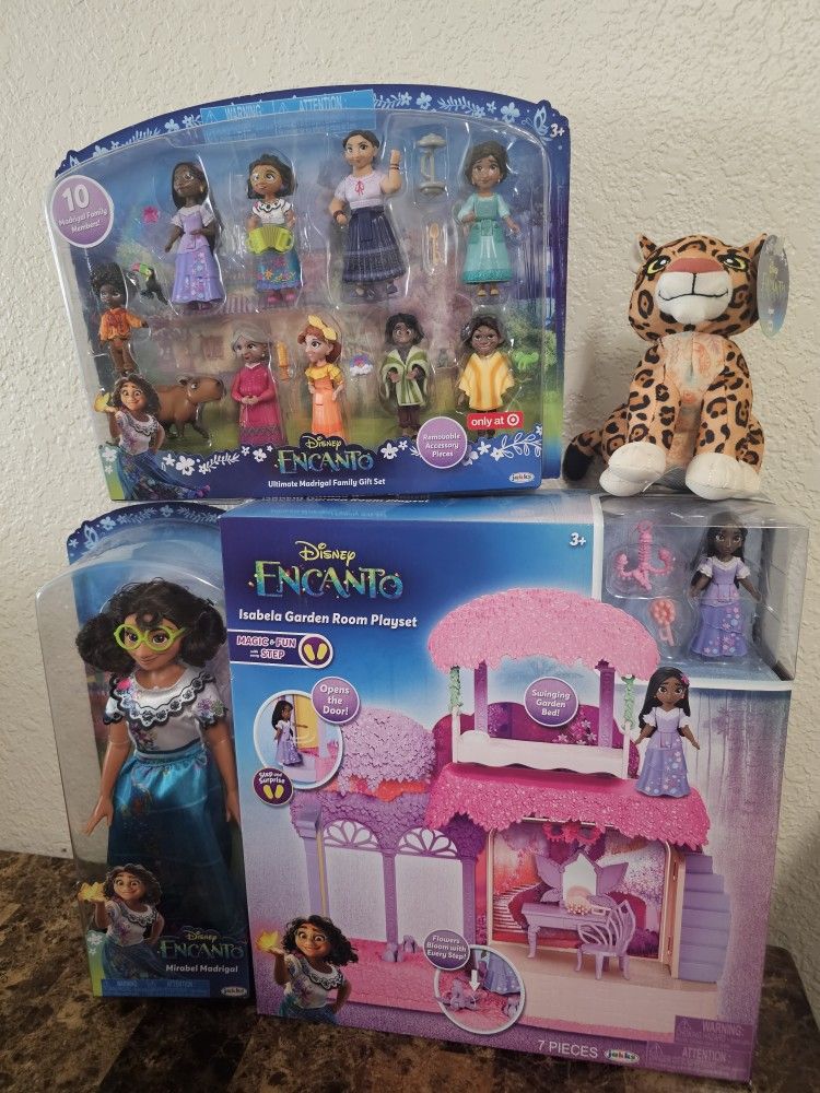 New Disney Encanto Bundle Of 4 Items (Doll House Doll 10 Figures Plush)