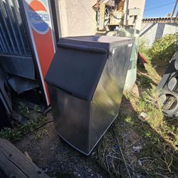 Old ice machine / cooler