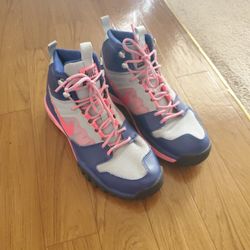 Nike Dual fusion Hills Size 9 