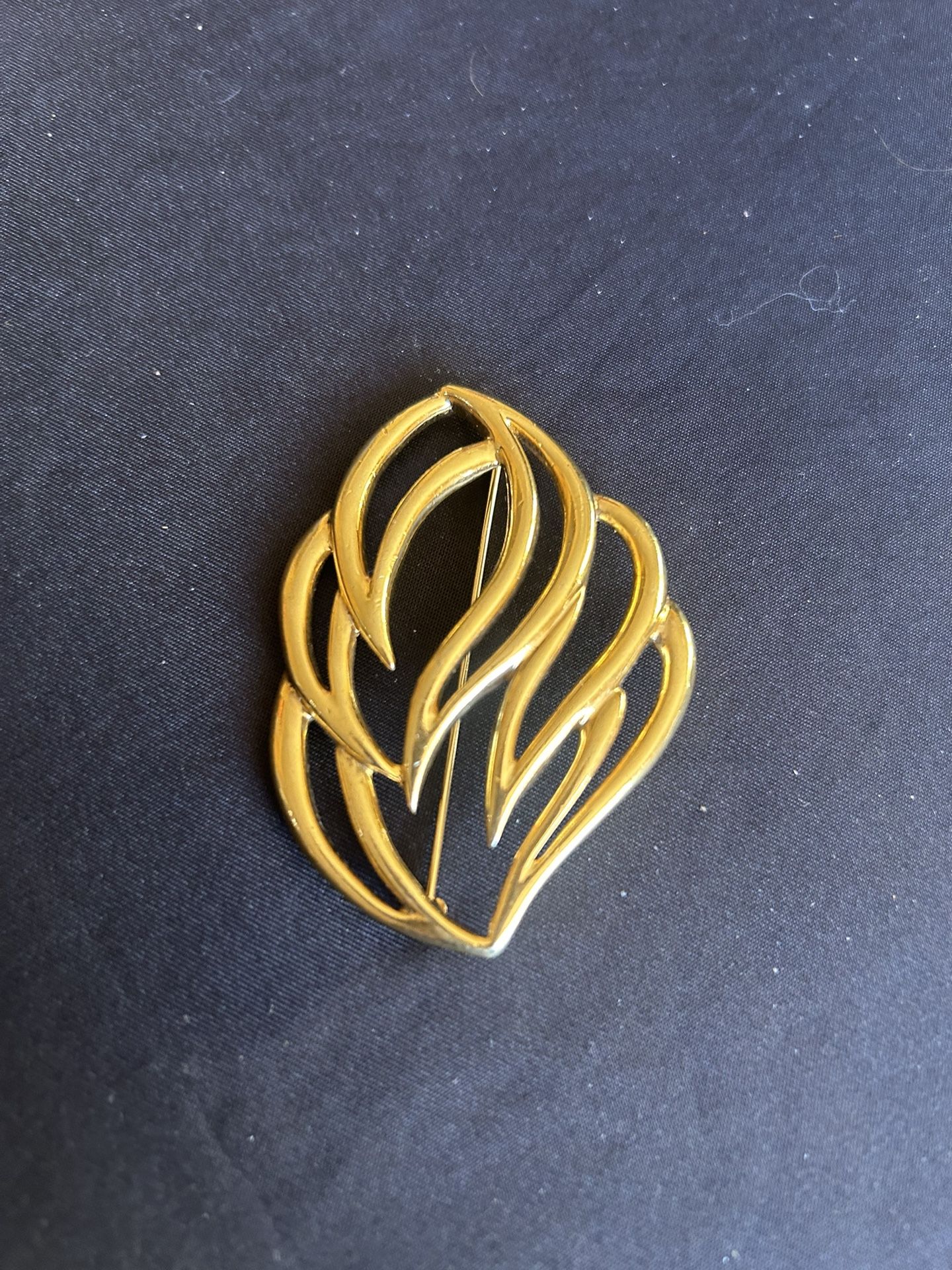 GROUP OF VINTAGE BROOCHES , NECKLACE AND PENDANTS