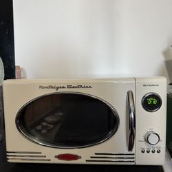 Nostalgia Retro 0.9 Cu. Ft. 800-Watt Countertop Microwave Oven - Ivory