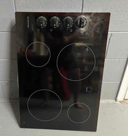 LIKE NEW 
FRIGIDAIRE FFEC3024LB1 30-inch ELECTRIC COOKTOP  OVEN 
Valued ($600 @ LOWES )
 SELLER ♿️