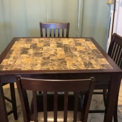 Tall Table and 4 Chairs. Good Condition near Greenway/ Cave Creek Rd 