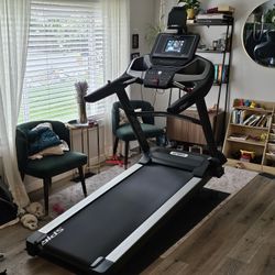 SPIRIT TREADMILL - XT685 BARELY USED 