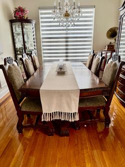 Elegant Solid Wood Dining Table Set – Table + 6 Chairs – Excellent Condition