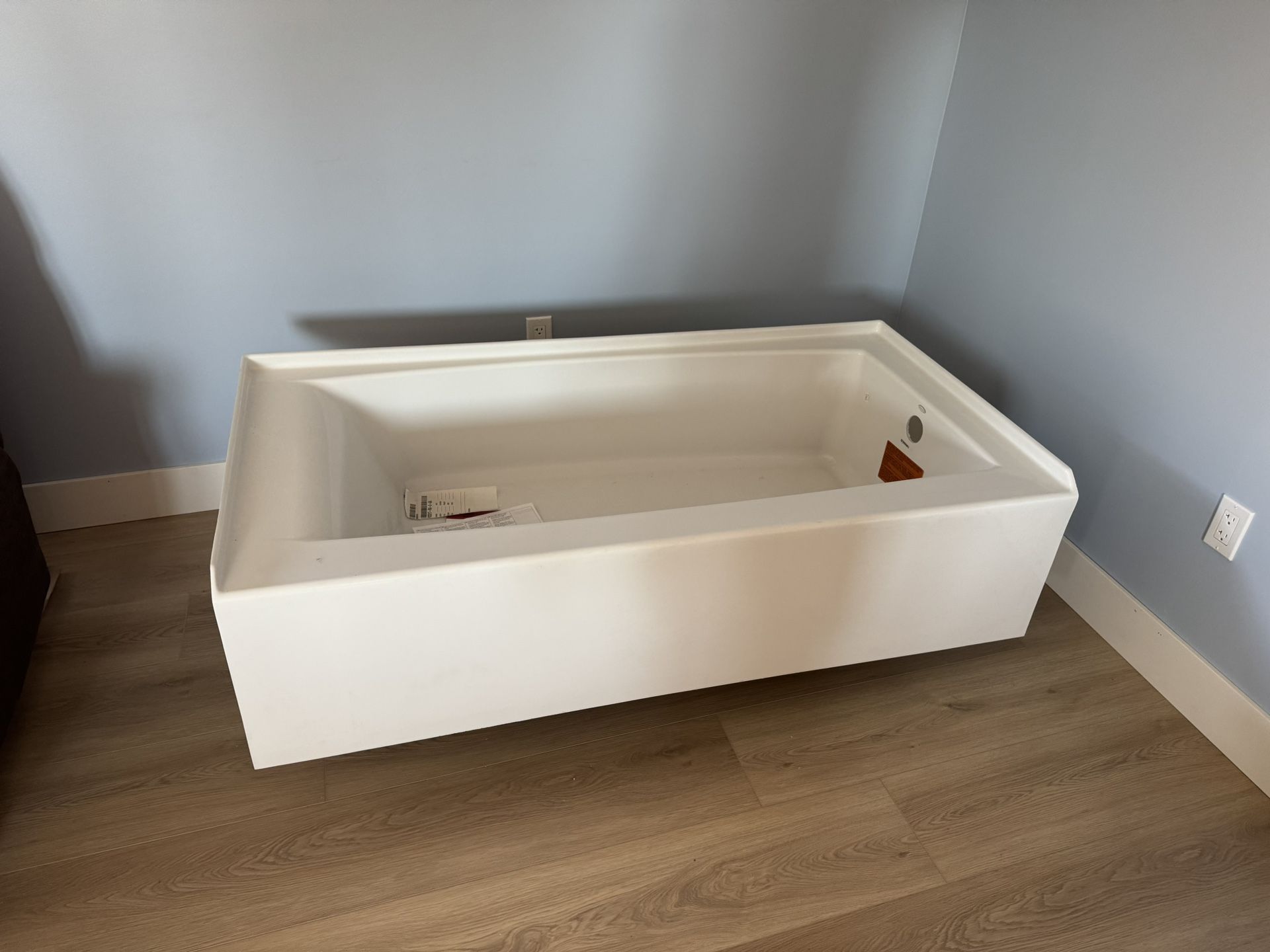 KOHLER Elmbrook 60 in. x 30.25 in. Soaking Bathtub with Right-Hand Drain in White