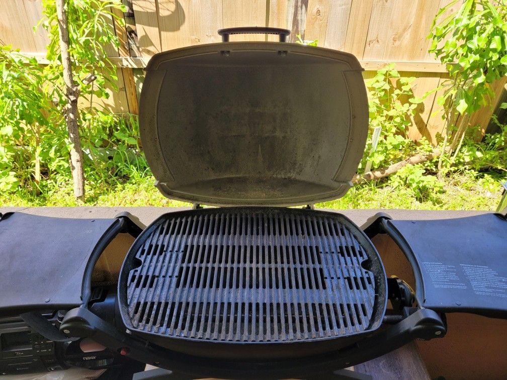 er Q200 Portable Propane Gas Grill Model 396002 for Sale in Halndle