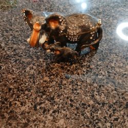 Bejeweled Trinket Elephant Wirh Baby And Opens Up