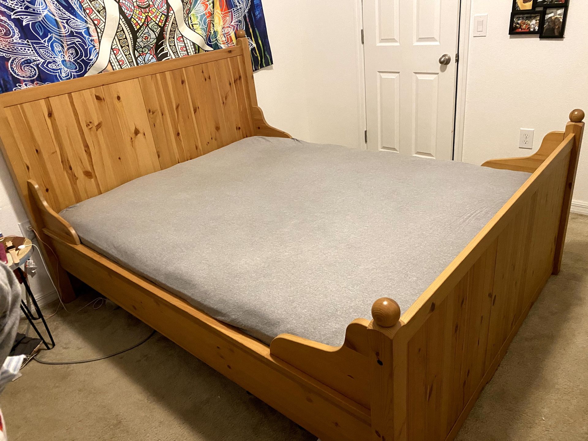 Queen bed (mattress + frame)