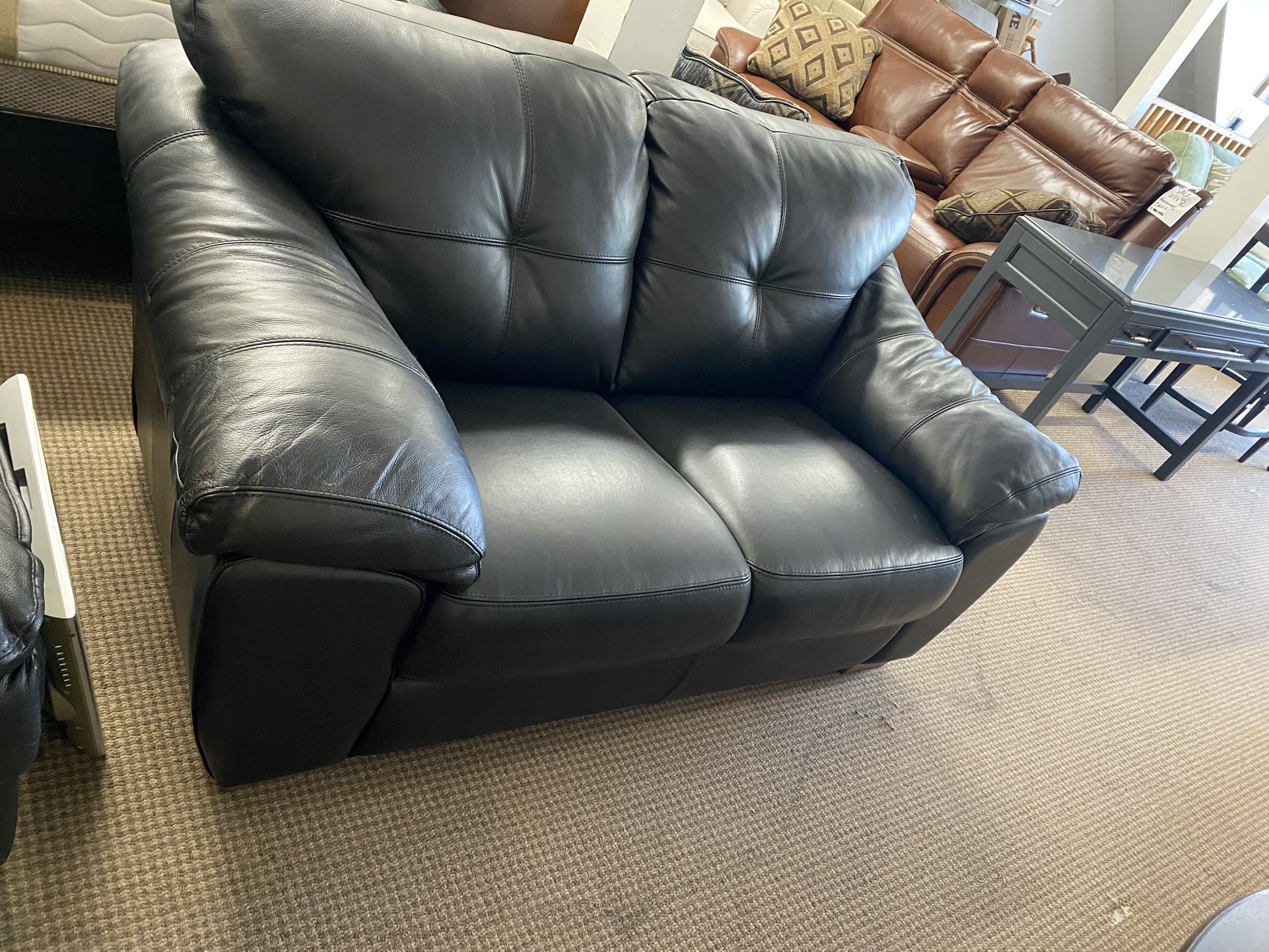 COZY LEATHER LOVESEAT
