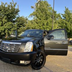 2013 CADILLAC ESCALADE AWD PREMIUM LUXURY CLEAN TITLE IN HAND