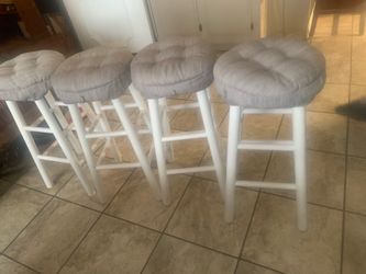 Barstool de Madera en buenas Condiciones tienen cushion