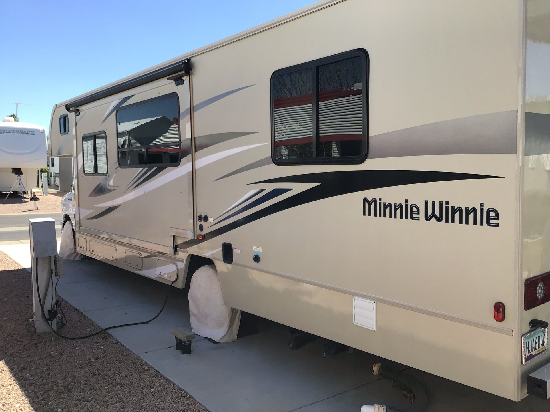 2020 Winnebago Minnie Winni 31’