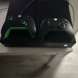 Xbox One 500Gb & 2 controllers