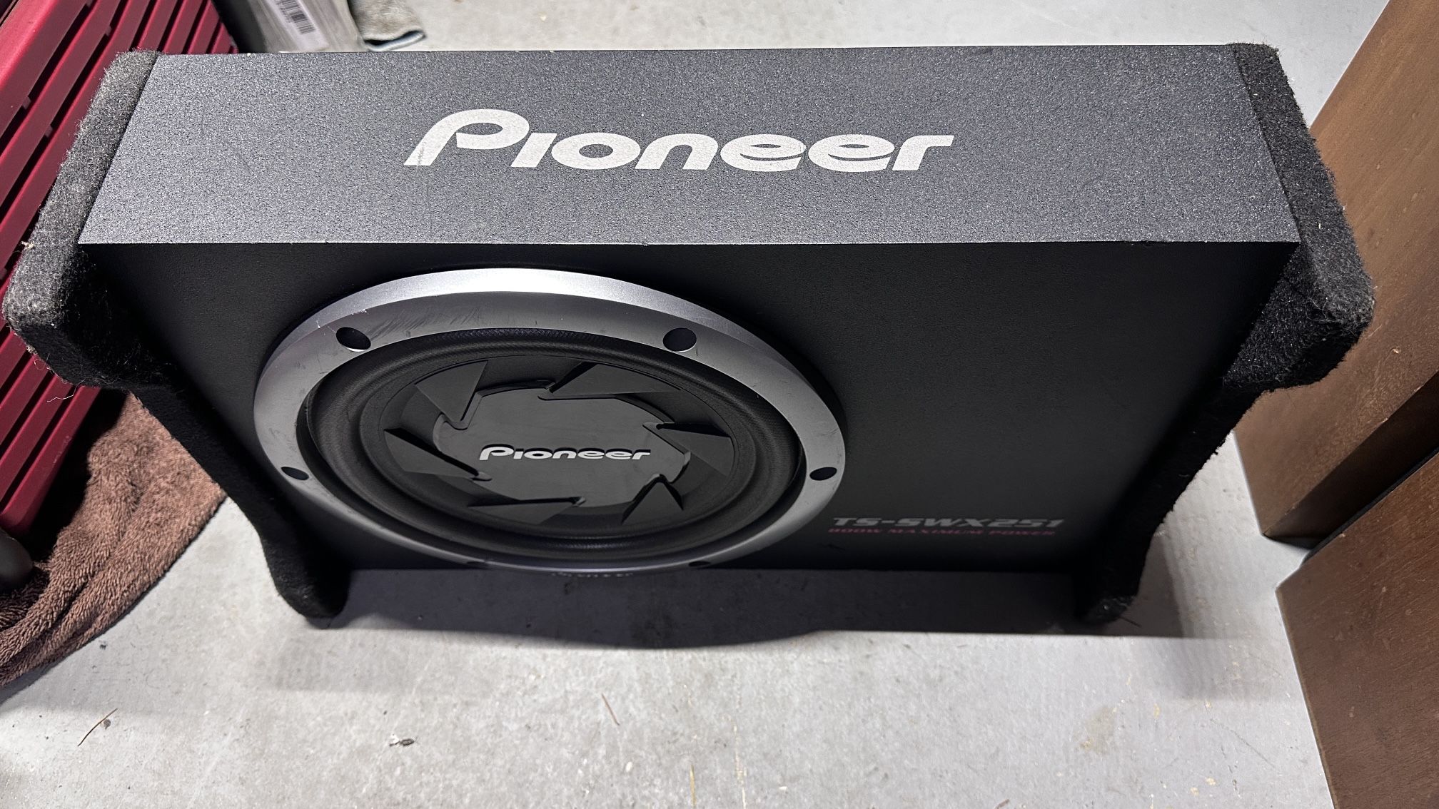Pioneer TS-SWX251 Compact sealed enclosure with one 10" shallow-mount sub