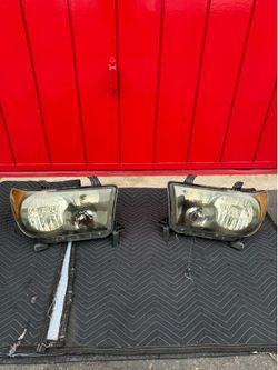 2013 Toyota Tundra headlights