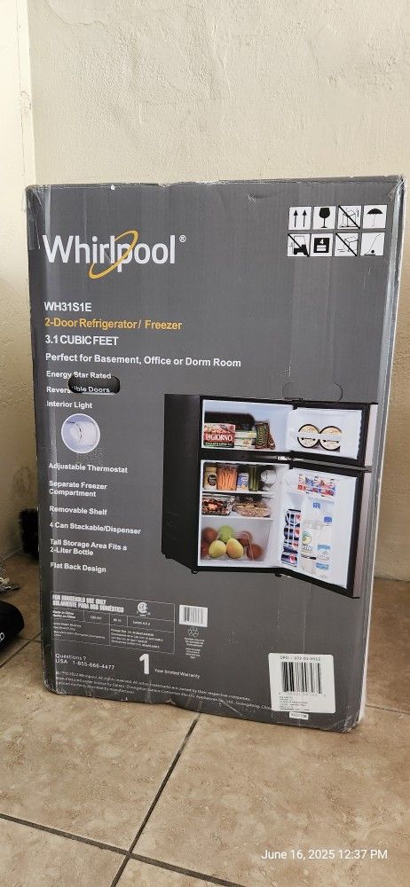 Whirlpool Mini Fridge With Freezer 3.1 ft³